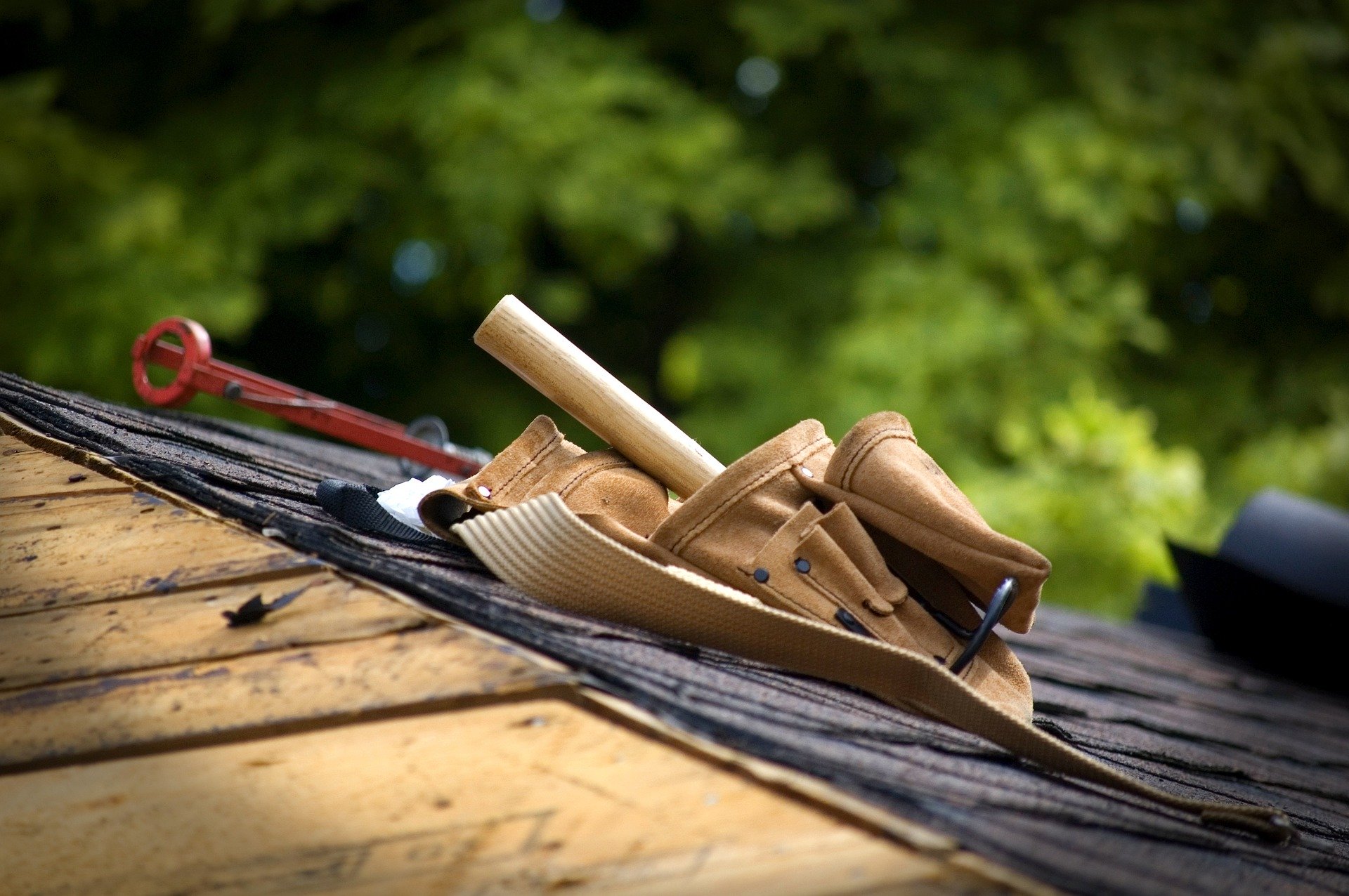 Why Hire a Roofing Contractor?